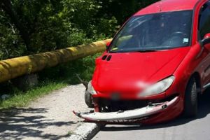 DN 71 – Un copil şi o bătrână, accidentaţi după ce o şoferiţă a intrat cu maşina într-un stâlp