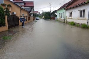 Apele s-au retras, dezastrul rămâne. Din cauza căror ”slăbiciuni ale sistemului” au fost inundate 600 de case