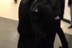 O femeie a încercat să agreseze un copil de doi ani, în Centrul Vechi. Localnicii au sărit să o oprească