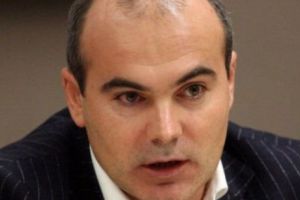 Rareş Bogdan îi bagă mortul în casă lui Băsescu. „M-am uitat pe telefon şi am primit mesaj”