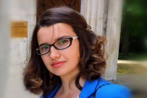 La umbra micilor şefi nu creşte nimic – Cristina Dinu (editorial)