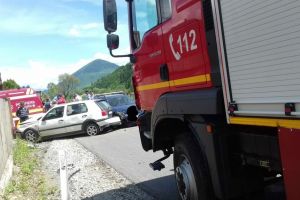 Trei maşini, implicate într-un accident la Maieru. O persoană a fost dusă la spital