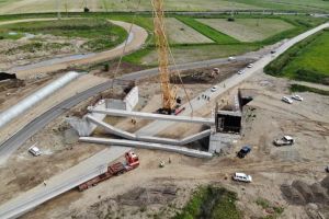 UPDATE/ FOTO/ VIDEO: Accident de muncă pe lotul 2 al autostrăzii Sebeş-Turda. Un muncitor a căzut de la înălţime după ce s-au prăbuşit două grinzi