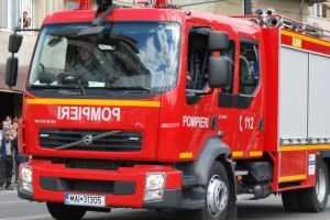 INCENDIU în parcare la Dedeman. Un autoturism a luat foc. Au intervenit pompierii