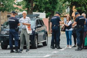FOTO Incident la Sibiu – Nepotul lui Onisifor Ghibu lovit de o partizană a PSD-ului