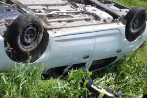 FOTO Carambol cu trei maşini! Un autoturism s-a răsturnat, iar un bărbat a rămas prins sub el