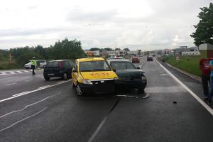 FOTO Accident la intresecţia DN1 cu drumul spre Cisnădie – Un taxi a intrat într-o maşină
