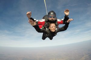 Nu e niciodată prea devreme să sari cu paraşuta. Reduceri pentru adolescenţi, de 1 iunie, la GoJump