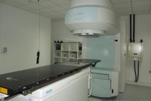 A ajuns o rablă! Abia reparat săptămâna trecută, acceleratorul Centrului Oncologic s-a defectat din nou. Un pacient reclamă că „se moare cu zile”