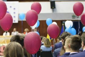 FOTOGALERIE. 171 de absolvenţi ai Colegiului Economic Transilvania, în zi de sărbătoare