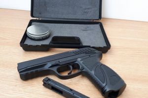 Demnitarii şi magistraţii pot obţine autorizaţii pentru arme pe care nu ştiu să le folosească