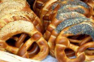 Pericolul neştiut din covrigi. Ce spun medicii despre bolile pe care le putem face de la ei