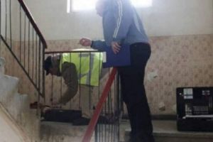 BĂRBATUL CĂZUT PRINTRE BALUSTRADE, A MURIT LA SPITAL