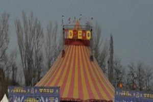 ACUM! UN ARTIST A CĂZUT DE LA 4 METRI ÎNĂLŢIME LA PITEŞTI