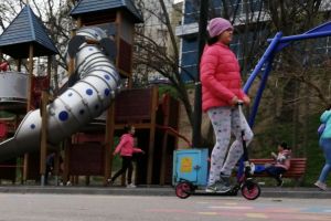 Spectacole, ateliere de creaţie şi multe cadouri pentru copii