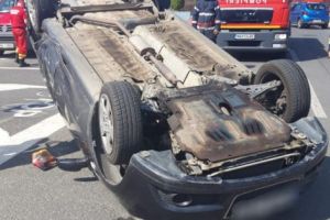 Maşină dată cu roţile-n sus în parcare la Auchan Bradu