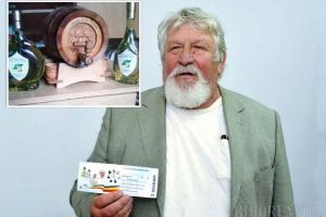 Cadou pentru Papa Francisc de la un orădean: A oferit un butoiaş cu pălincă de gutui şi a primit la schimb un bilet de acces VIP pe Câmpia Libertăţii de la Blaj