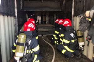 Inedit: La Diosig, viitorii pompieri învaţă să stingă focuri într-un container destinat simulărilor de incendii (FOTO / VIDEO)