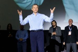 Dacian Cioloş pleacă de la conducerea USR-PLUS! Planul lui Iohannis şi un măr otrăvit pentru fostul premier (SURSE)