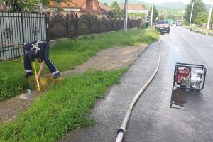 Curţi inundate la Comăneşti