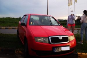 FOTO Sperietură zdravănă pentru câteva adolescente din Botoşani.  Au „parcat” maşina într-un sens giratoriu