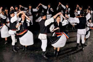 Junii Sibiului îl întâmpină pe Papa Francisc pe Aeroportul Internaţional din oraş