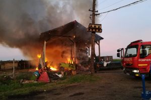 FOTO! Incendiu puternic, joi dimineaţă, în gospodăria unui localnic din judeţul Botoşani. Trei echipaje au intervenit la faţa locului