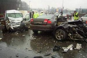 Accident pe DN1, la Posada. 3 masini implicate, o victima