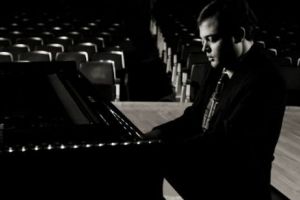 Artistul român despre care Washington Post a scris că e un geniu al muzicii. Andrei Licareţ – singurul pianist angajat al Ateneului