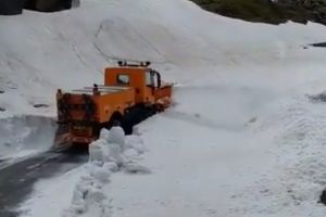VIDEO Continuă deszăpezirea pe Transfăgărăşan. Lucrările înaintează greu