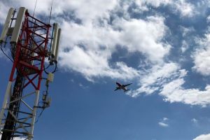 VIDEO FOTO – Un avion se învârte de o oră deasupra Sibiului – Cei de la Wizz îşi ”antrenează” piloţii