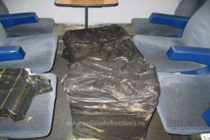Tren de calatori verificat de frontieristi. In podul unui vagon erau ascunse mai multe pachete cu tigari de contrabanda