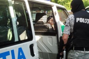 Poliţiştii au răscolit locuinţele a doi tineri, de 17, respectiv 18 ani. Au fost luaţi în cătuşe de acasă!