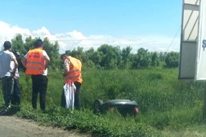 Fată de 16 ani la spital după ce un autoturism s-a răsturnat în afara şoselei, la intrare în Remetea