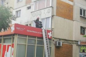 (FOTO) Pompierii baimareni au intervenit la un bloc cu zece etaje de pe care cadea tencuiala