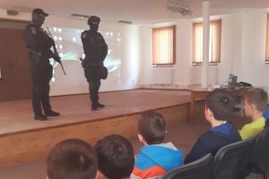 FOTO! Mascaţii, prezenţi într-o şcoală din judeţul Botoşani. Vezi motivul!