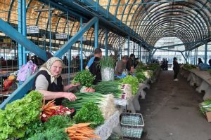 Primăria Bistriţa, acuzată de pieţari că e pentru unii mumă, pentru alţii ciumă. Ce răspunde Luca Răzoare