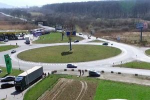Soluţie nouă pentru giratoriul de la Veştem pe DN1 – O să aibă trei benzi