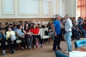 Robu, indignat după ce zeci de copii i-au semnalat că îşi rup picioarele pe un teren de sport