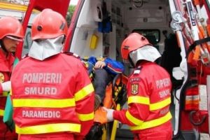 Elevă accidentată în curtea liceului