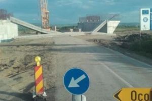 O grindă de beton de pe autostrada Turda-Sebeş s-a prăbuşit la scurt timp de la montare. Accident grav pe autostradă! VIDEO