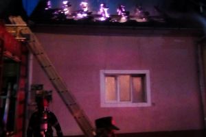 Incendiu devastator, la o casă de pe strada Eftimie Murgu din Oradea (FOTO)