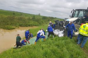 FOTO. Pericol de inundaţii în judeţul Satu Mare. Intervenţie pentru stoparea infiltraţiilor