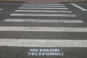 Cum să eviţi întâlnirea cu moartea. „Lasă telefonul!” şi „Ia-ţi copilul de mână”, pe străzile din Galaţi