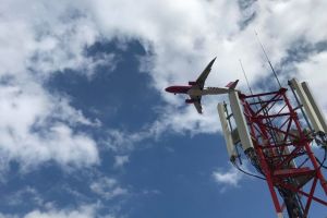 Explicaţii de la Aeroport despre avionul care survolează Sibiul de câteva ore