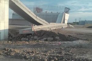 Dorelul de la autostradă. Două grinzi prăbuşite pe şantierul A10 în zona Teiuş. Un muncitor a fost rănit
