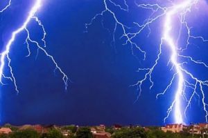 Furtună electrică în Ploiesti. Cerul a fost brăzdat de sute de fulgere. GALERIE FOTO