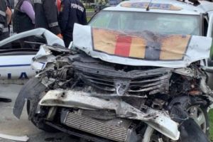 Maşină de poliţie în misiune făzută praf într-un accident. Doi poliţişti au ajuns la spital I