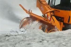 VIDEO: Zăpezi de 6 metri pe Transfăgărăşan, la finalul lunii mai. Drumul se redeschide complet circulaţiei rutiere în 1 iulie