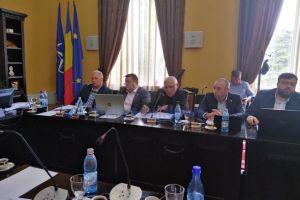 Mihai Ștefan a revenit asupra demisiei din Consiliul Local şi şi-a cerut scuze în faţa consilierilor: La o simplă scăpare a mea, am fost terfelit în fel şi chip încât mai rămânea cravata să mi-o pun la gât